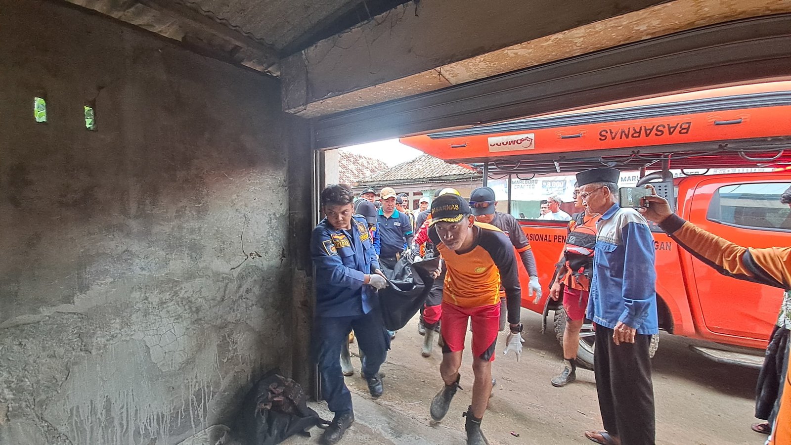 Dua Hari Tenggelam di Sungai Ciujung Carenang, Muhammad Bilal Ditemukan di Tanara dalam Kondisi Meninggal Dunia 1 Dua Hari Tenggelam di Sungai Ciujung Carenang, Muhammad Bilal Ditemukan di Tanara dalam Kondisi Meninggal Dunia