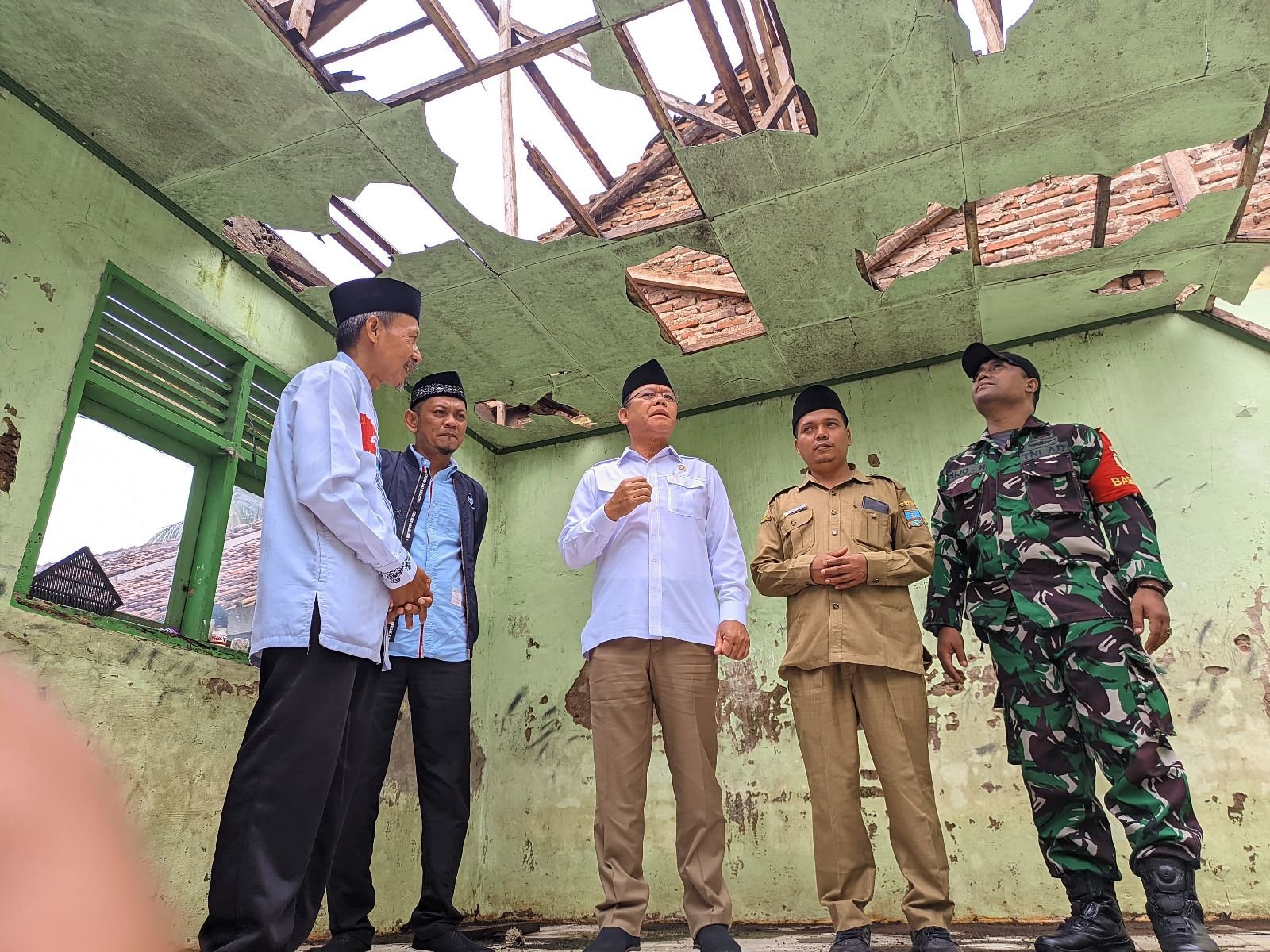 Pakai Uang Pribadi, Staf Khusus Presiden Renovasi MI Al-Khairiyah yang Rusak Berat di Mancak 2 Pakai Uang Pribadi, Staf Khusus Presiden Renovasi MI Al-Khairiyah yang Rusak Berat di Mancak