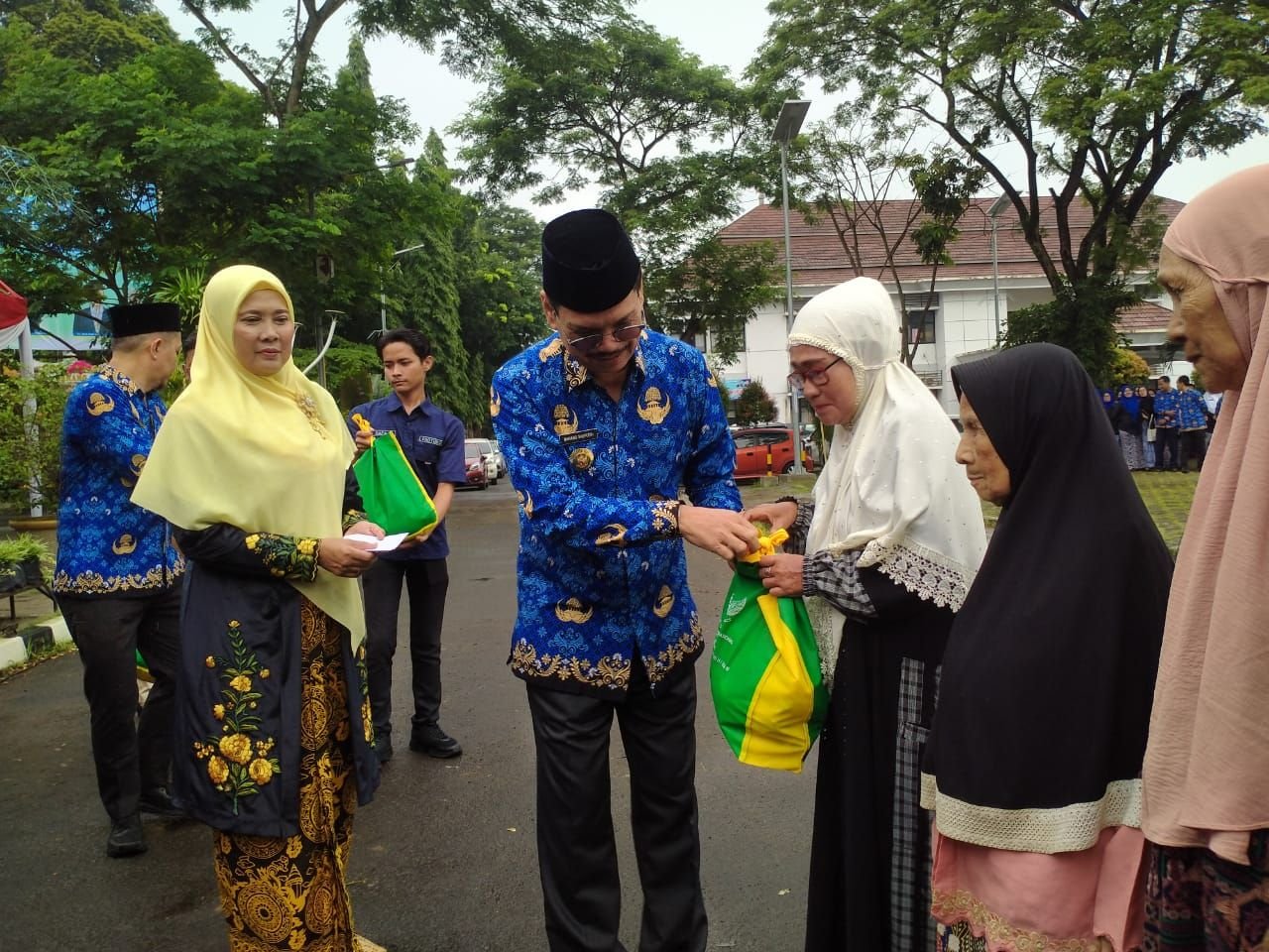 Peringati Hari Ibu, TP PKK Kota Serang Berikan 100 Paket Sembako untuk Lansia 2 Peringati Hari Ibu, TP PKK Kota Serang Berikan 100 Paket Sembako untuk Lansia