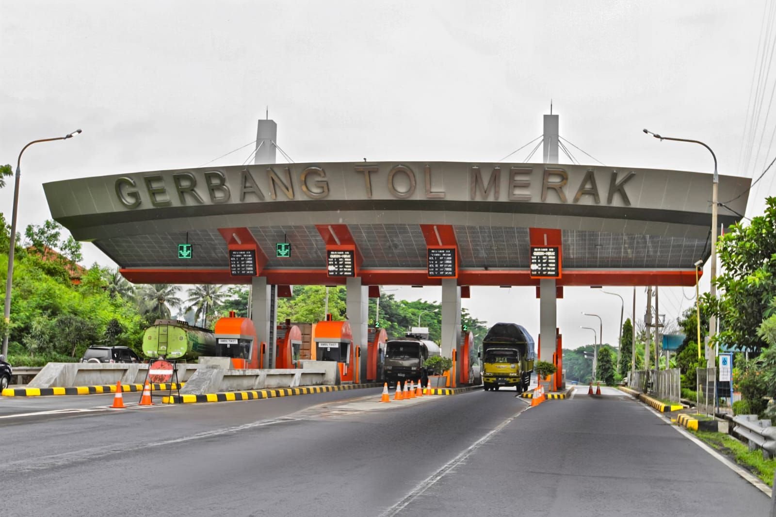 Hari Ini Kendaraan Barang Dilarang Melintas Tol Tangerang Merak, Hanya Truk Pengangkut Ini yang Diizinkan