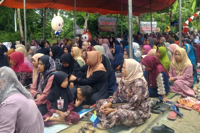 Tegas Menolak, 2.500 Warga Cileles dan Cikulur Istigasah di Lahan Proyek TPST Milik Pemprov Banten 4 Tegas Menolak, 2.500 Warga Cileles dan Cikulur Istigasah di Lahan Proyek TPST Milik Pemprov Banten