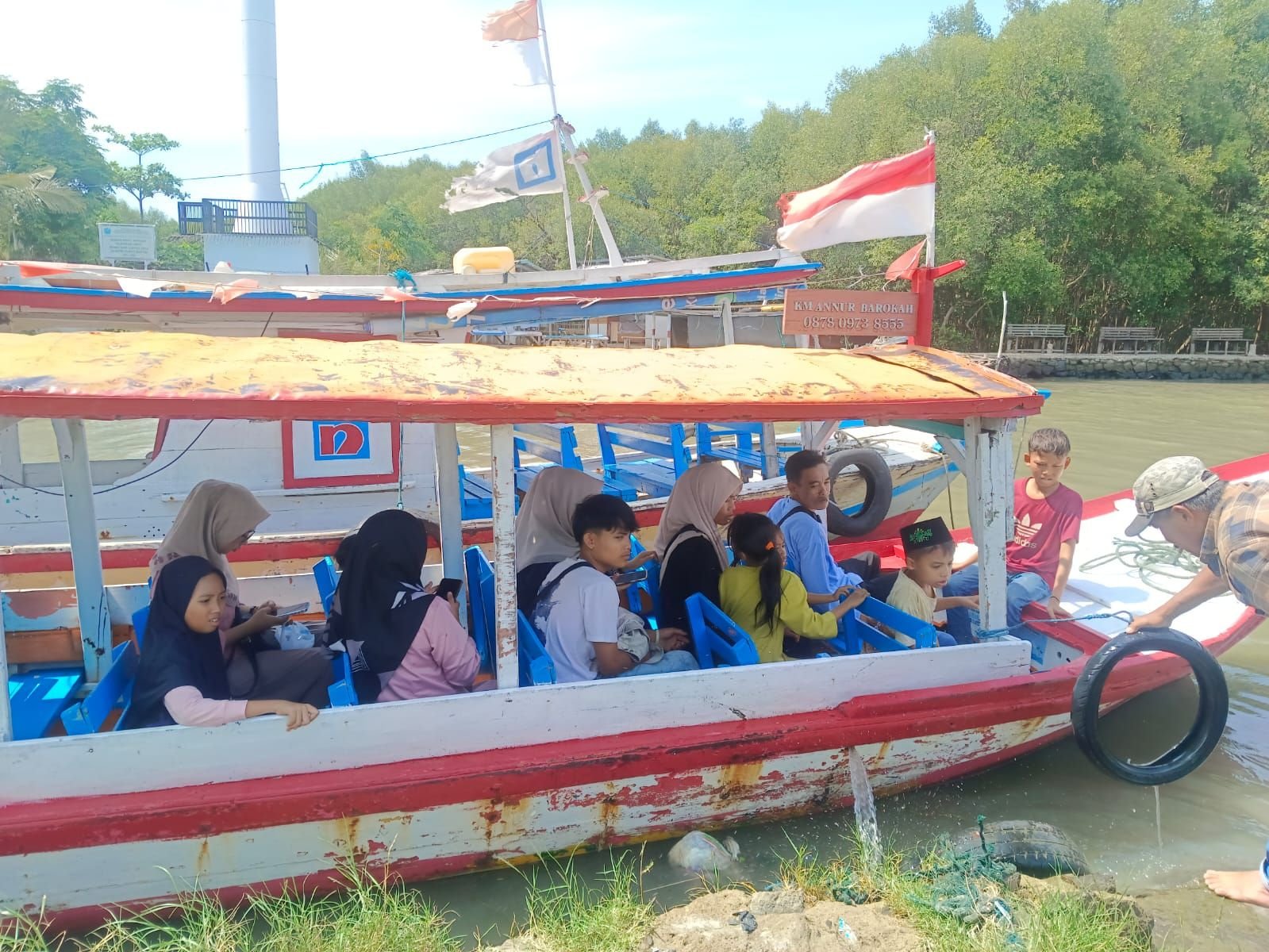 Meski Cuaca Tak Menentu, Pantai Gopek Tetap Ramai Dikunjungi Wisatawan