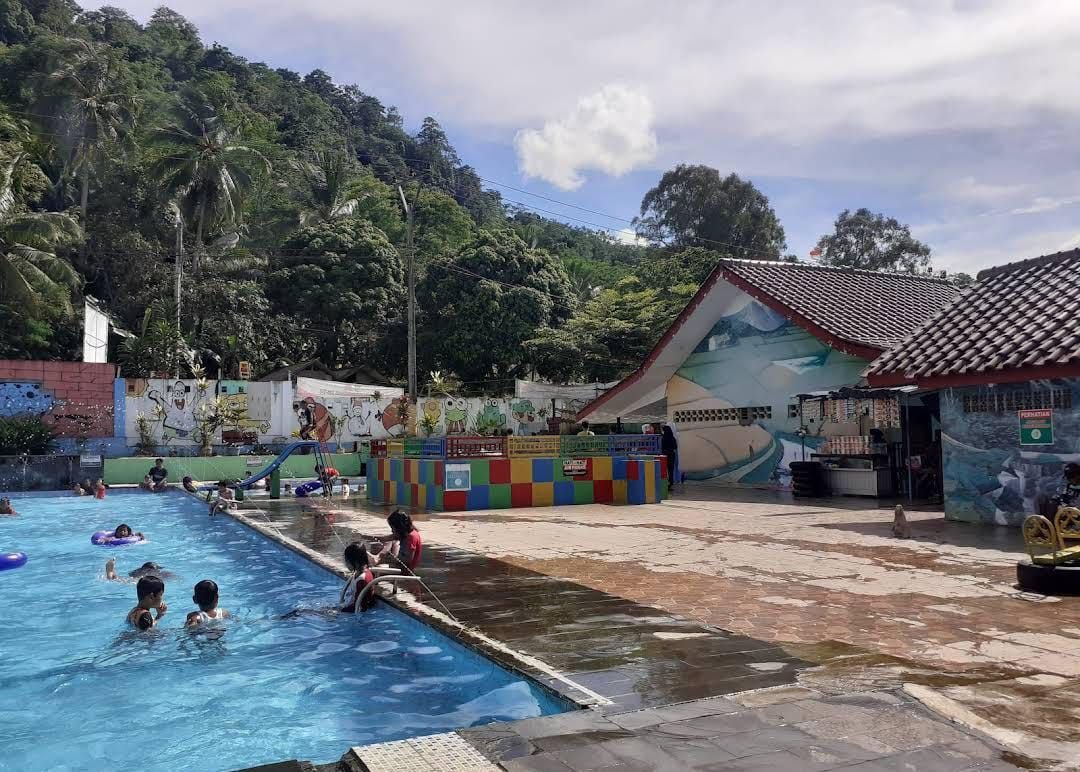 Rekomendasi Wisata Pemandian Air Panas di Batu Kuwung, Cocok untuk Piknik Bersama Keluarga di Tahun Baru 3 Rekomendasi Wisata Pemandian Air Panas di Batu Kuwung, Cocok untuk Piknik Bersama Keluarga di Tahun Baru