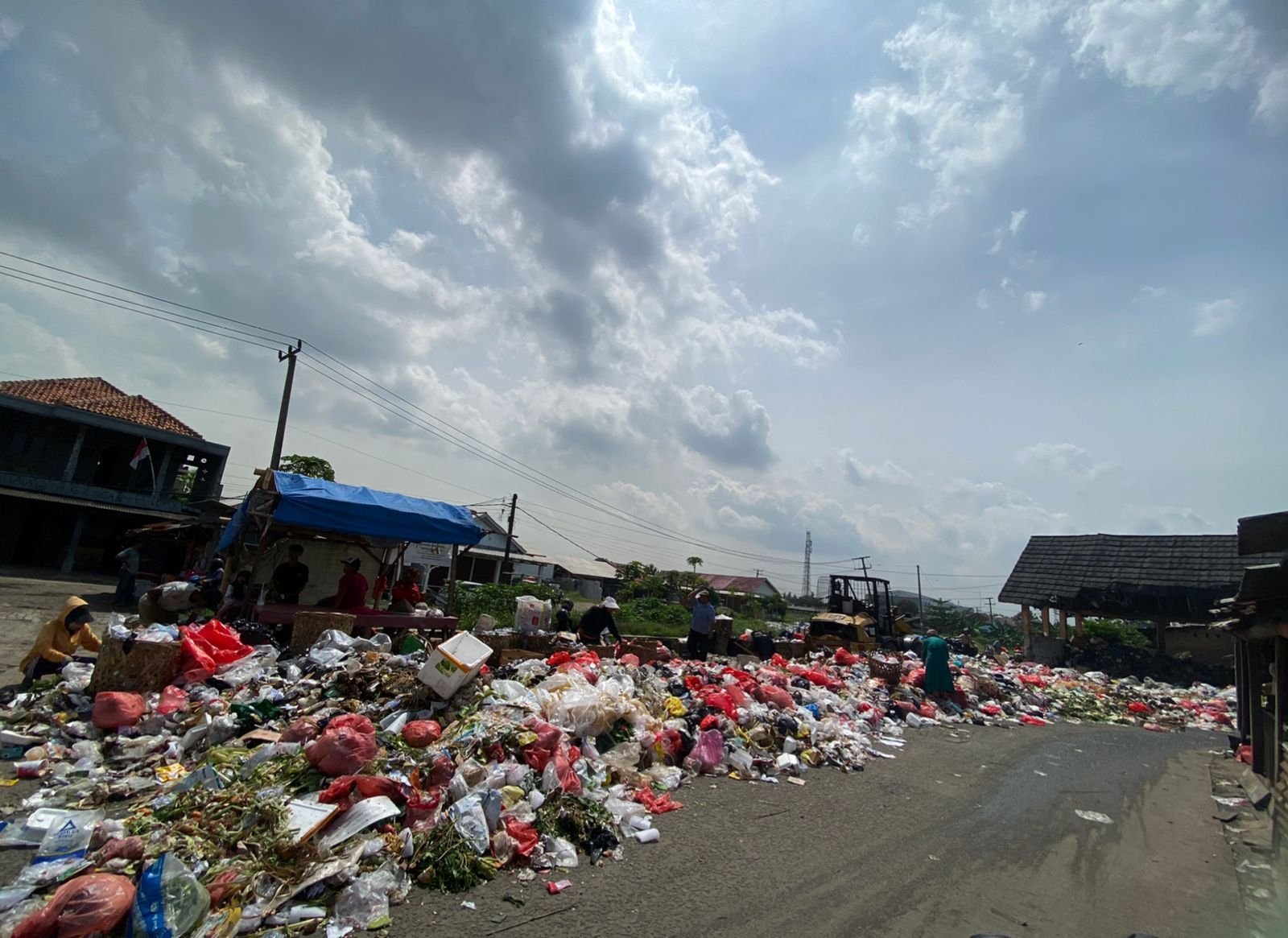 Dua Alat Berat Rusak, Sampah di Pasar Kranggot Numpuk