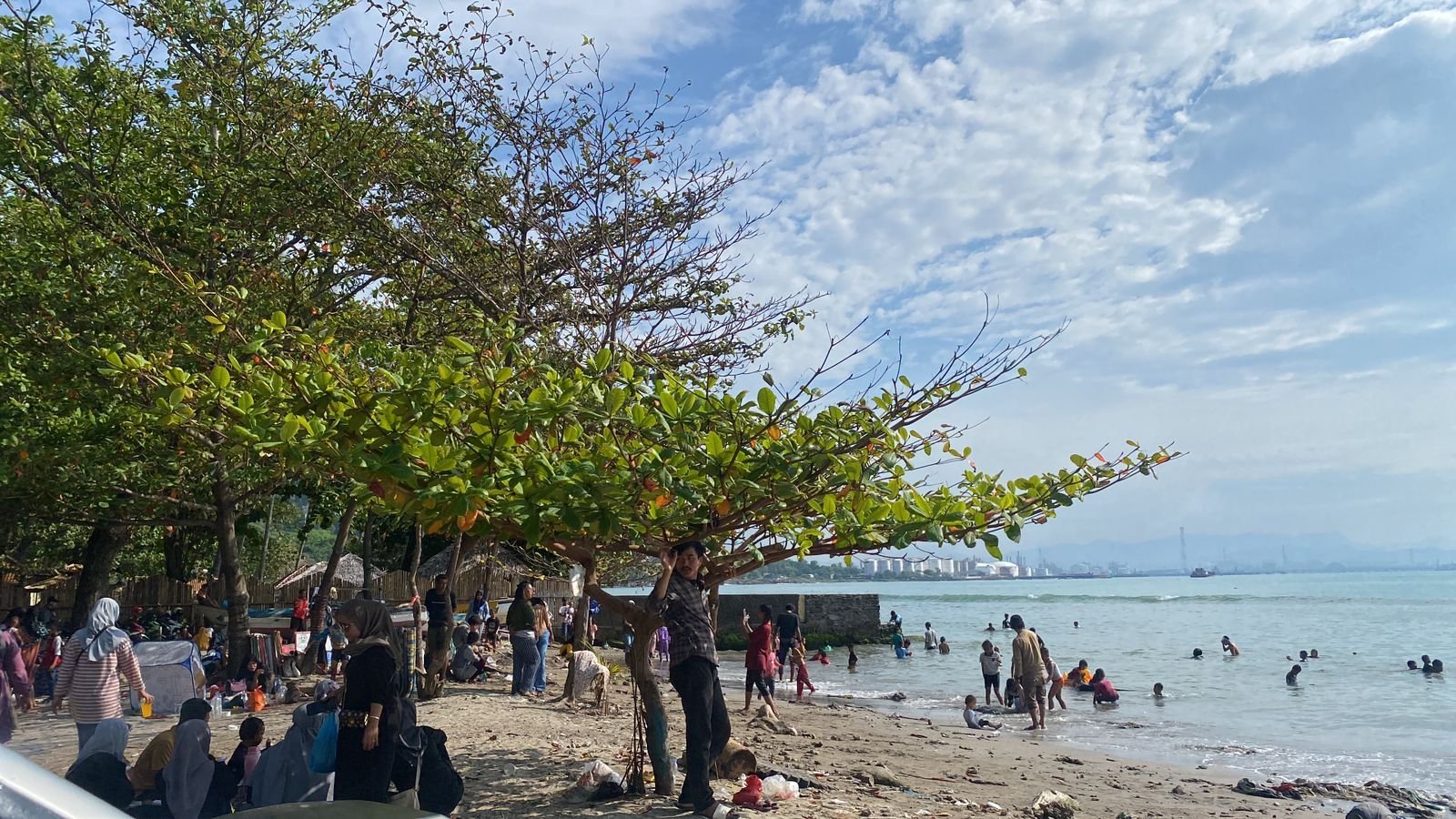 Pantai Merak Laku Keras di Liburan Nataru, Diserbu Sampai 2 Ribu Wisatawan per Hari 6 Pantai Merak Laku Keras di Liburan Nataru, Diserbu Sampai 2 Ribu Wisatawan per Hari