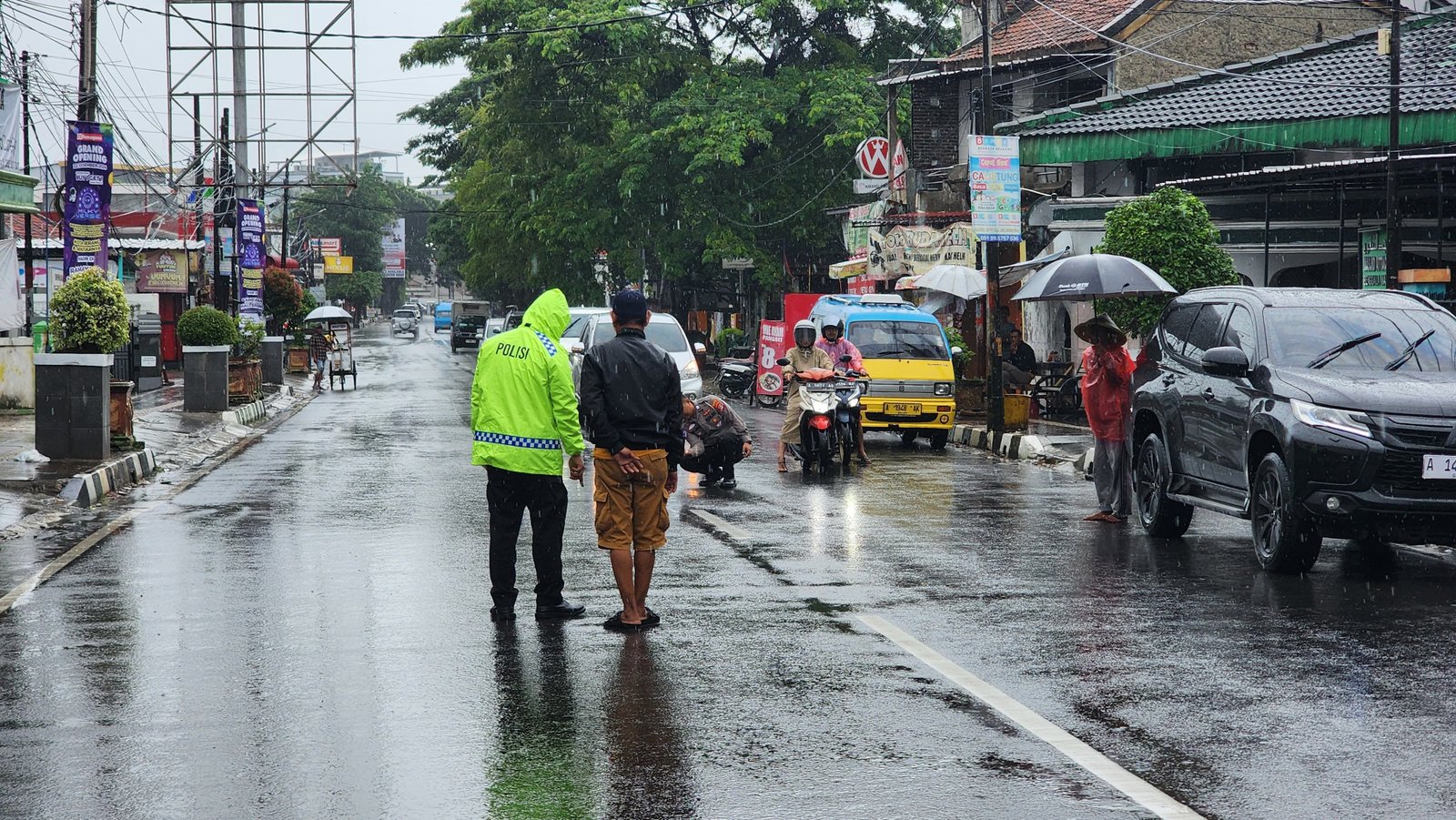 Hati-hati Jalan Licin Saat Hujan, Pemotor Tewas Tertabrak Mobil Usai Tergelincir