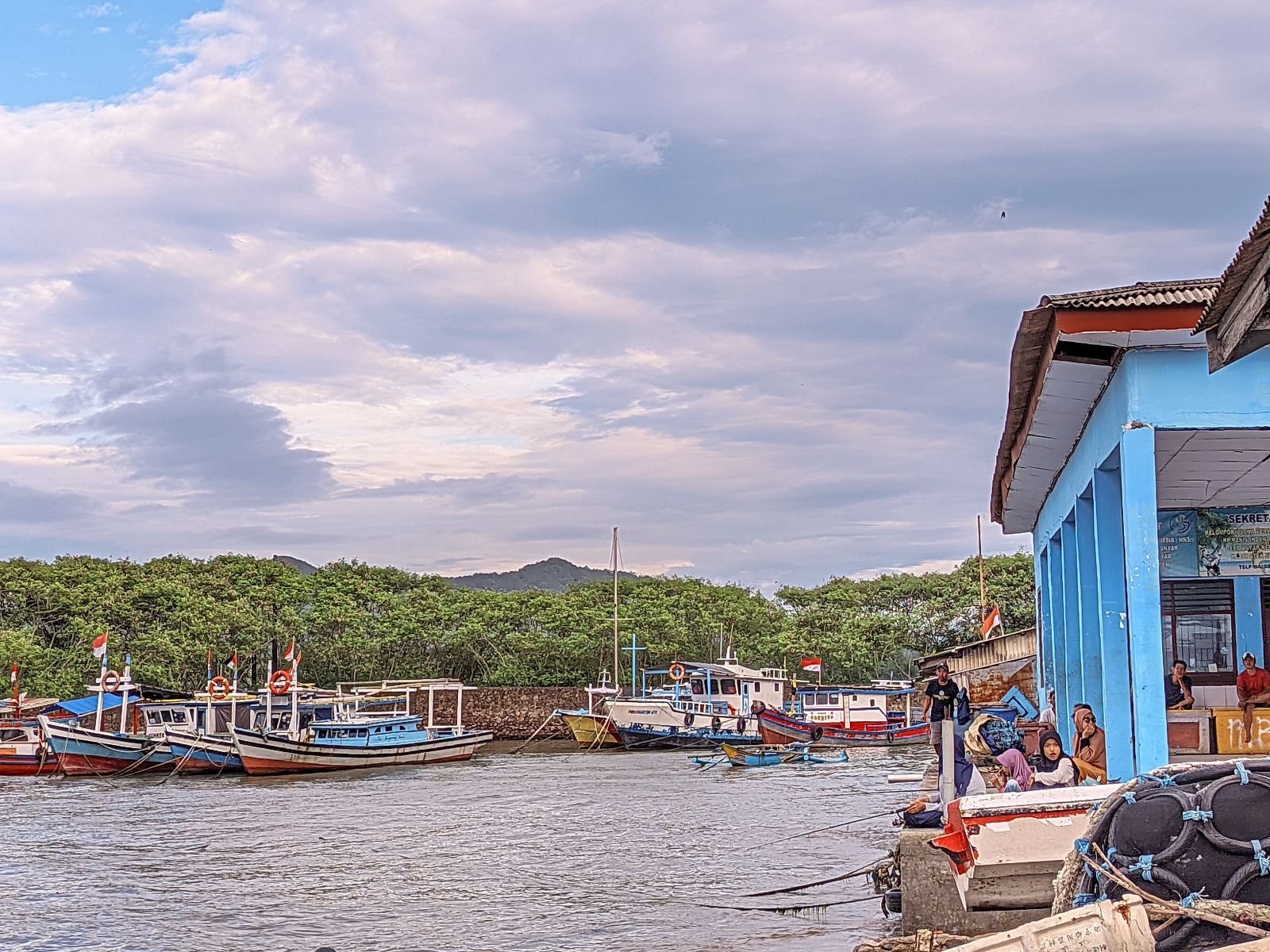Gegara Fenomena Angin Barat, Ratusan Nelayan di Anyer Beralih jadi Kuli Bangunan dan Petani 2 Gegara Fenomena Angin Barat, Ratusan Nelayan di Anyer Beralih jadi Kuli Bangunan dan Petani