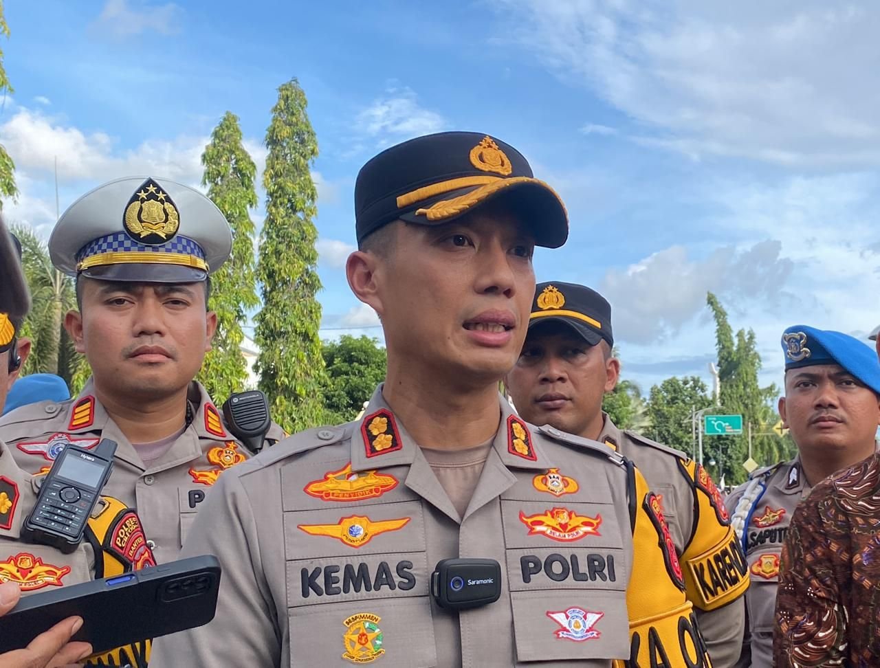 Dibatasi Hingga 02.00 WIB, Kapolres Cilegon Baka Tindak Warga yang Langgar Aturan Perayaan Tahun Baru 2025 4 Dibatasi Hingga 02.00 WIB, Kapolres Cilegon Baka Tindak Warga yang Langgar Aturan Perayaan Tahun Baru 2025