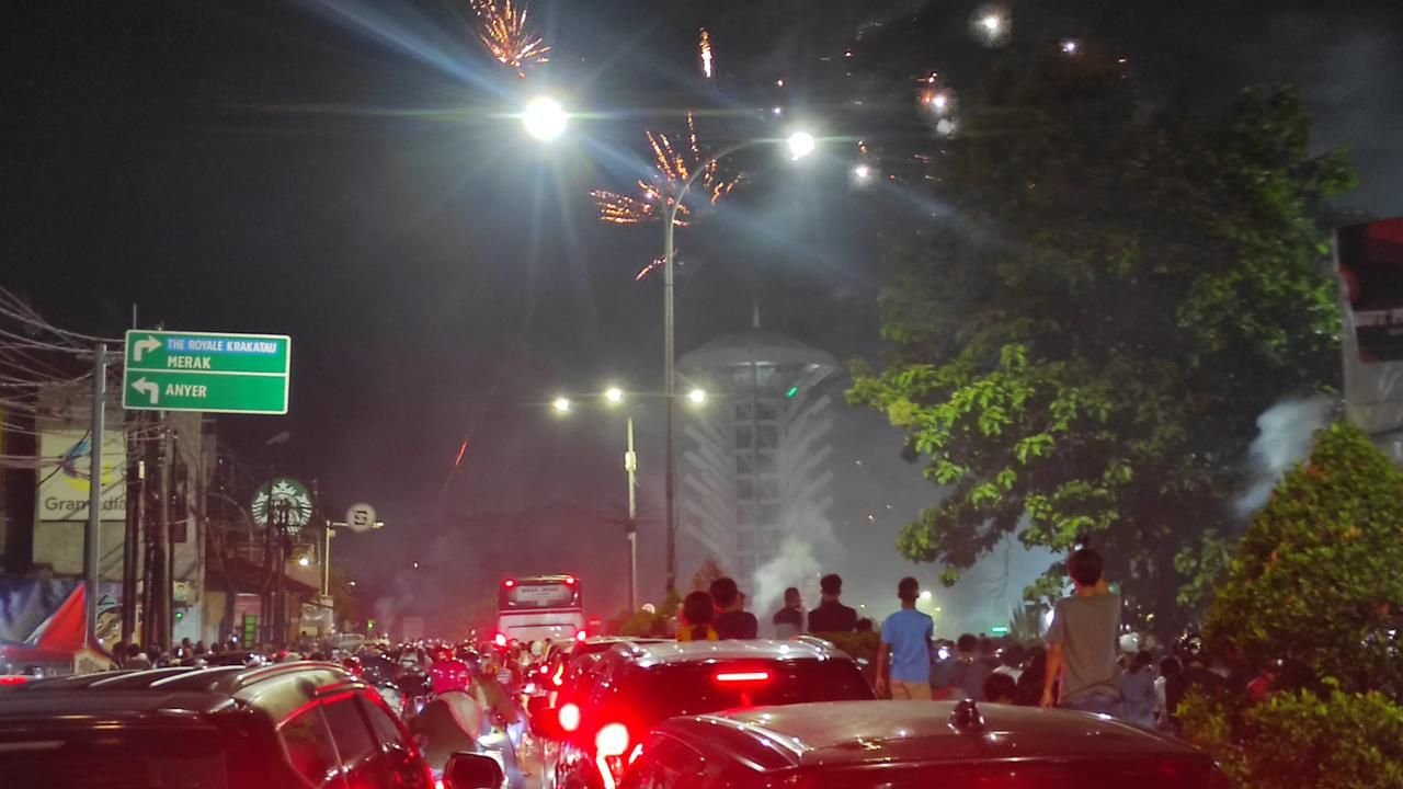 Alasan Warga Kota Cilegon Rela Desak-desakan di Jalur Protokol pada Malam Tahun Baru 2025, Gara-gara Medsos Lalu....... 5 Alasan Warga Kota Cilegon Rela Desak-desakan di Jalur Protokol pada Malam Tahun Baru 2025, Gara-gara Medsos Lalu.......