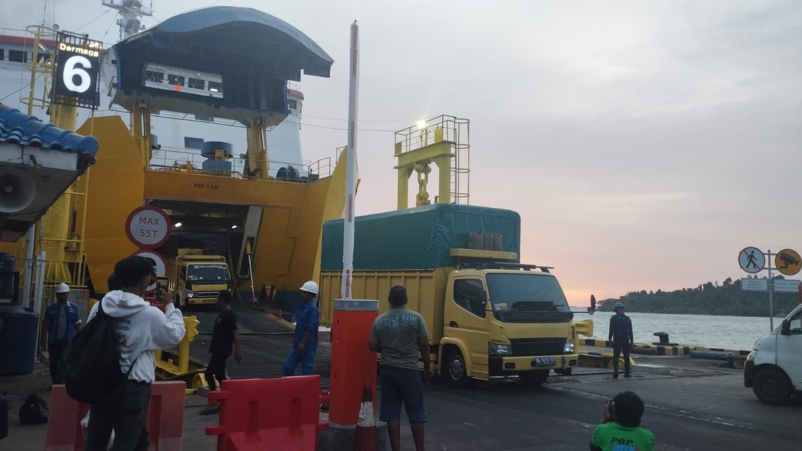 Turun 21 Persen, 454 Ribu Orang Masuk Jawa di Mudik Nataru di Merak 4 Turun 21 Persen, 454 Ribu Orang Masuk Jawa di Mudik Nataru di Merak