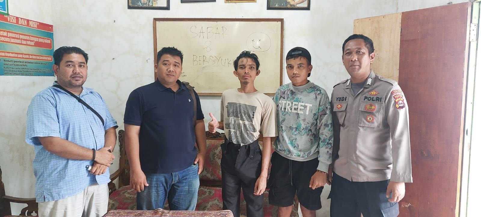 Kepergok Curi Motor, Pria Tanpa Identitas di Kabupaten Serang Nyaris Diberi Paham Warga Sekampung 2 Kepergok Curi Motor, Pria Tanpa Identitas di Kabupaten Serang Nyaris Diberi Paham Warga Sekampung