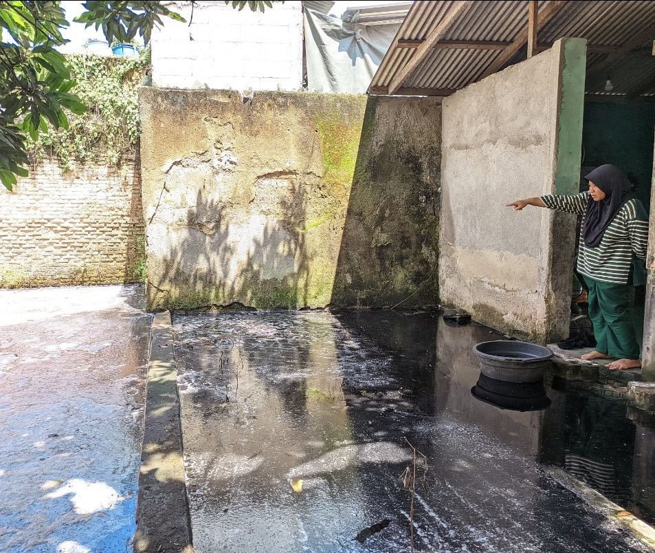 Limbah B3 Cemari Rumah Warga dan Kuburan di Kecamatan Kibin Kabupaten Serang