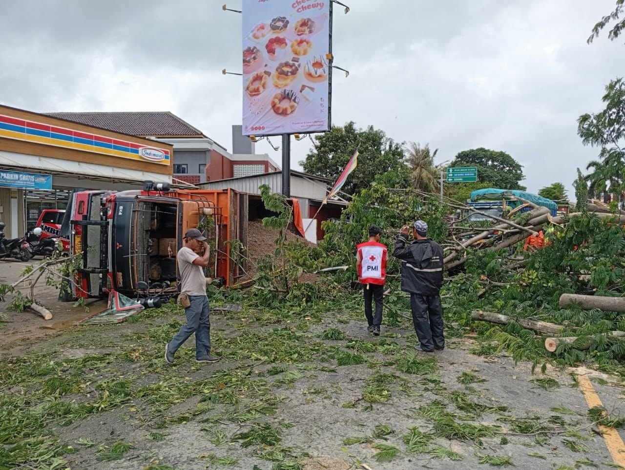 Hindari Pohon Tumbang di Akses Tol Cilegon Timur, Truk Pasir Terguling 5 Hindari Pohon Tumbang di Akses Tol Cilegon Timur, Truk Pasir Terguling
