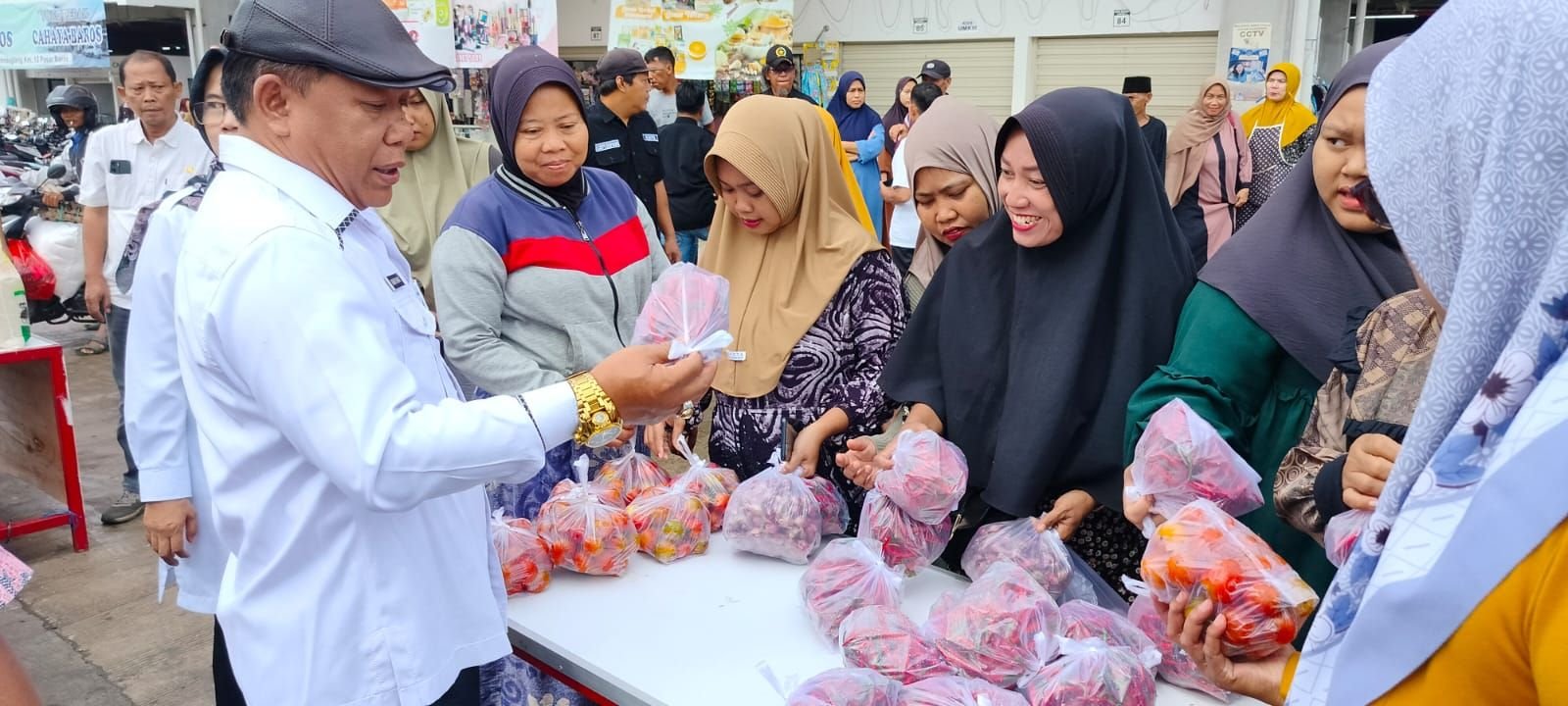 Harga Terus Naik, Diskoumperindag Kabupaten Serang Jualan Cabai Merah di Pasar Baros 10 Harga Terus Naik, Diskoumperindag Kabupaten Serang Jualan Cabai Merah di Pasar Baros