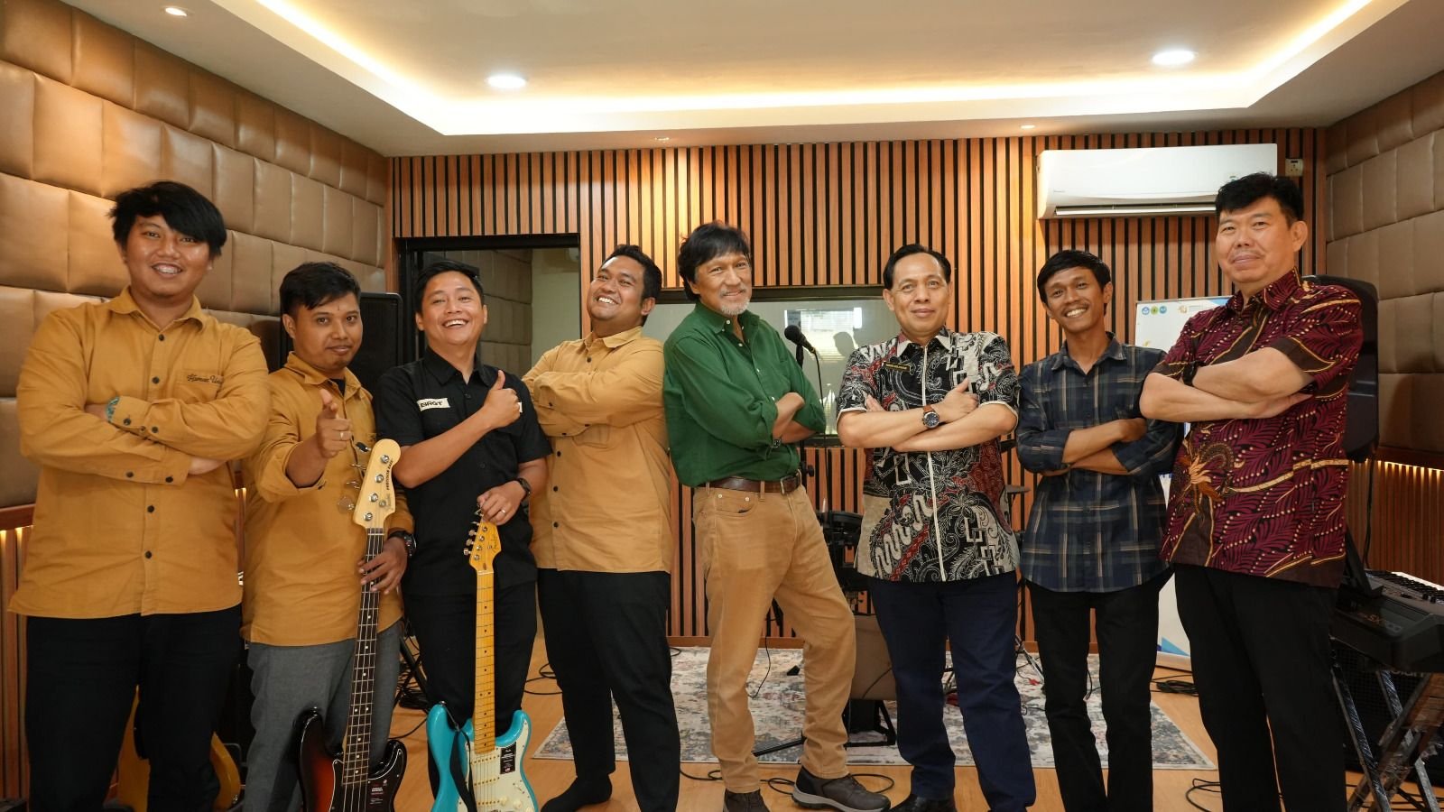 Seru Banget! Ikang Fawzi Main Band Bareng Rektor Untirta 5 Seru Banget! Ikang Fawzi Main Band Bareng Rektor Untirta