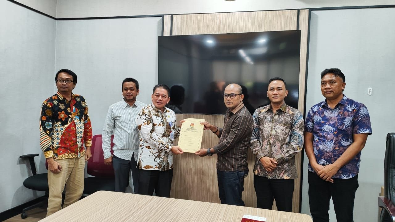 Gerak Cepat, KPU Serahkan Hasil Penetapan Robinsar-Fajar ke Dewan