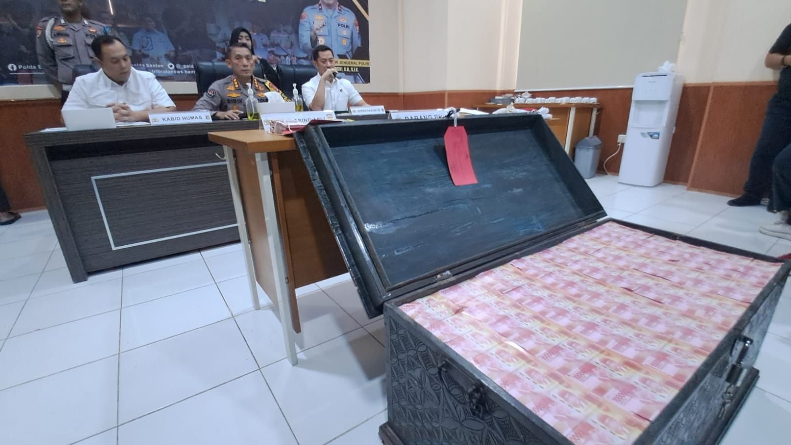 Ngaku Bisa Gandakan Uang, Pemilik Ponpes di Pandeglang Gunakan Uang Palsu untuk Tipu-tipu 1 Ngaku Bisa Gandakan Uang, Pemilik Ponpes di Pandeglang Gunakan Uang Palsu untuk Tipu-tipu