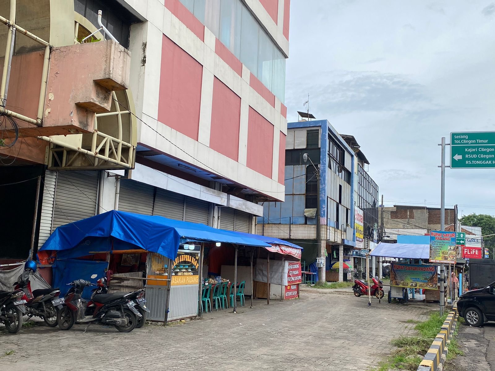 Belum Ditata Pemkot Cilegon, Gedung Eks Matahari Jadi Tempat Berjualan PKL