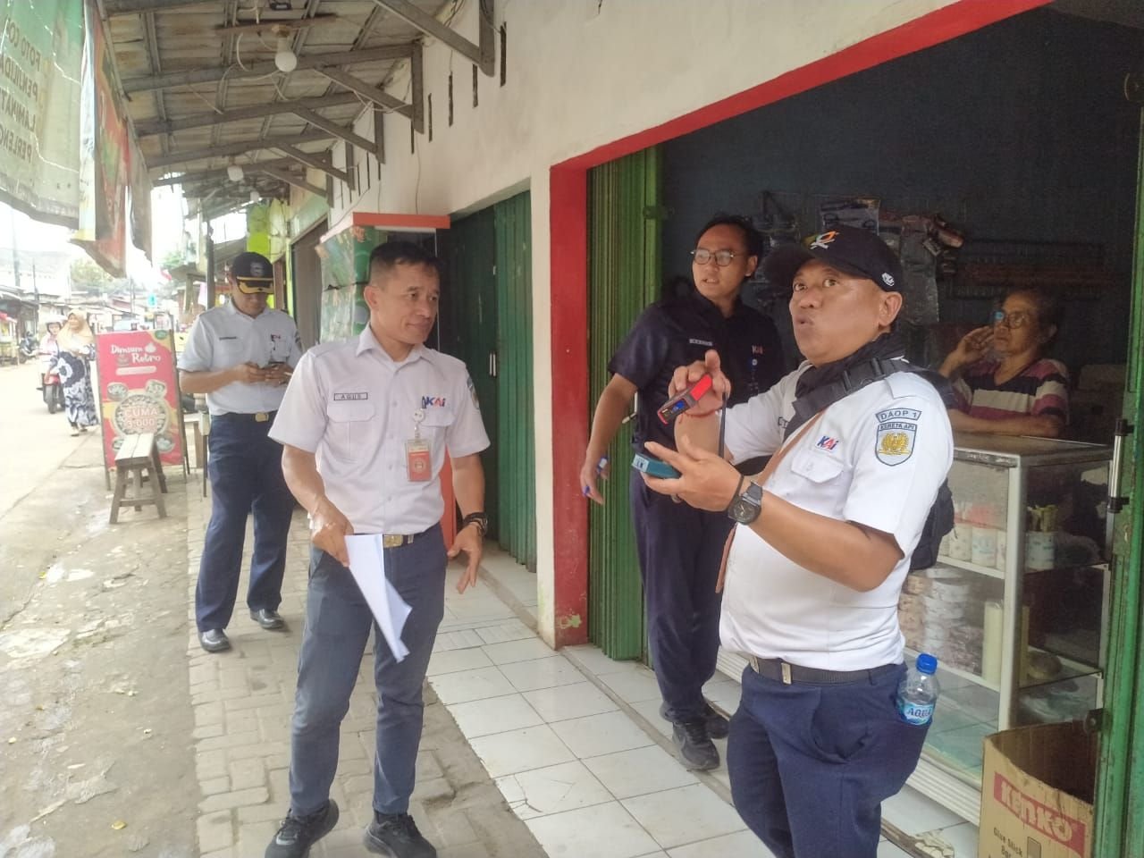 Kiosnya Bakal Digusur, Pedagang di Sempadan Rel Kereta Api Stadion Maulana Yusuf Kota Serang Pasrah