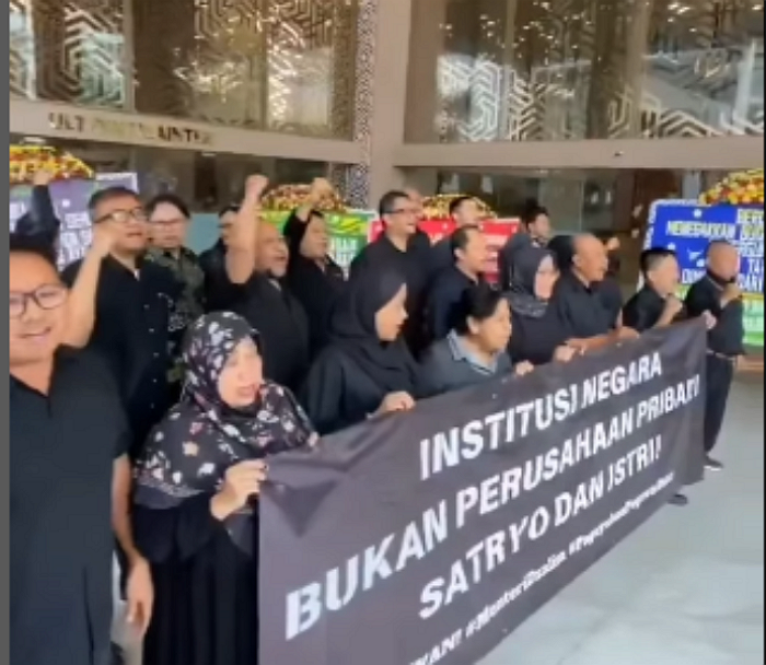 Viral Menteri Dikti Satryo Soemantri Dituding Arogan dan Suka Main Tangan, Puluhan Pegawai Kemendikti Gelar Aksi Protes 5 Viral Menteri Dikti Satryo Soemantri Dituding Arogan dan Suka Main Tangan, Puluhan Pegawai Kemendikti Gelar Aksi Protes
