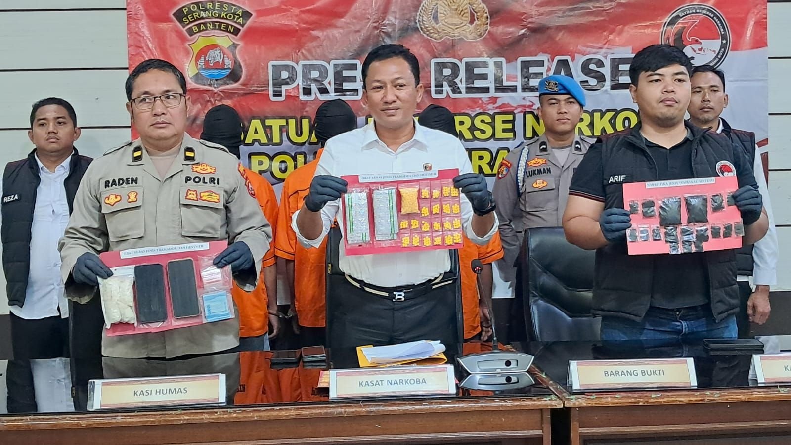 Tiga Warga Kota Serang Edarkan Obat Keras dan Tembakau Sintetis, Barang Bukti Ribuan Butir 1 Tiga Warga Kota Serang Edarkan Obat Keras dan Tembakau Sintetis, Barang Bukti Ribuan Butir