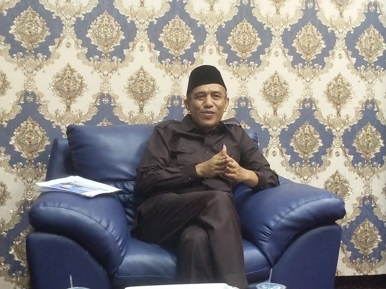 Wakil Ketua I DPRD Kota Serang Roni Alfanto memberikan keterangan pers saat diwawancarai di ruangannya gedung DPRD Kota Serang. (Bantenraya.com)