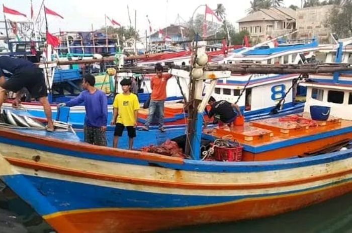 Ruang Tangkap Nelayan Binuangeun Terhimpit Aktivitas Tongkang Batubara