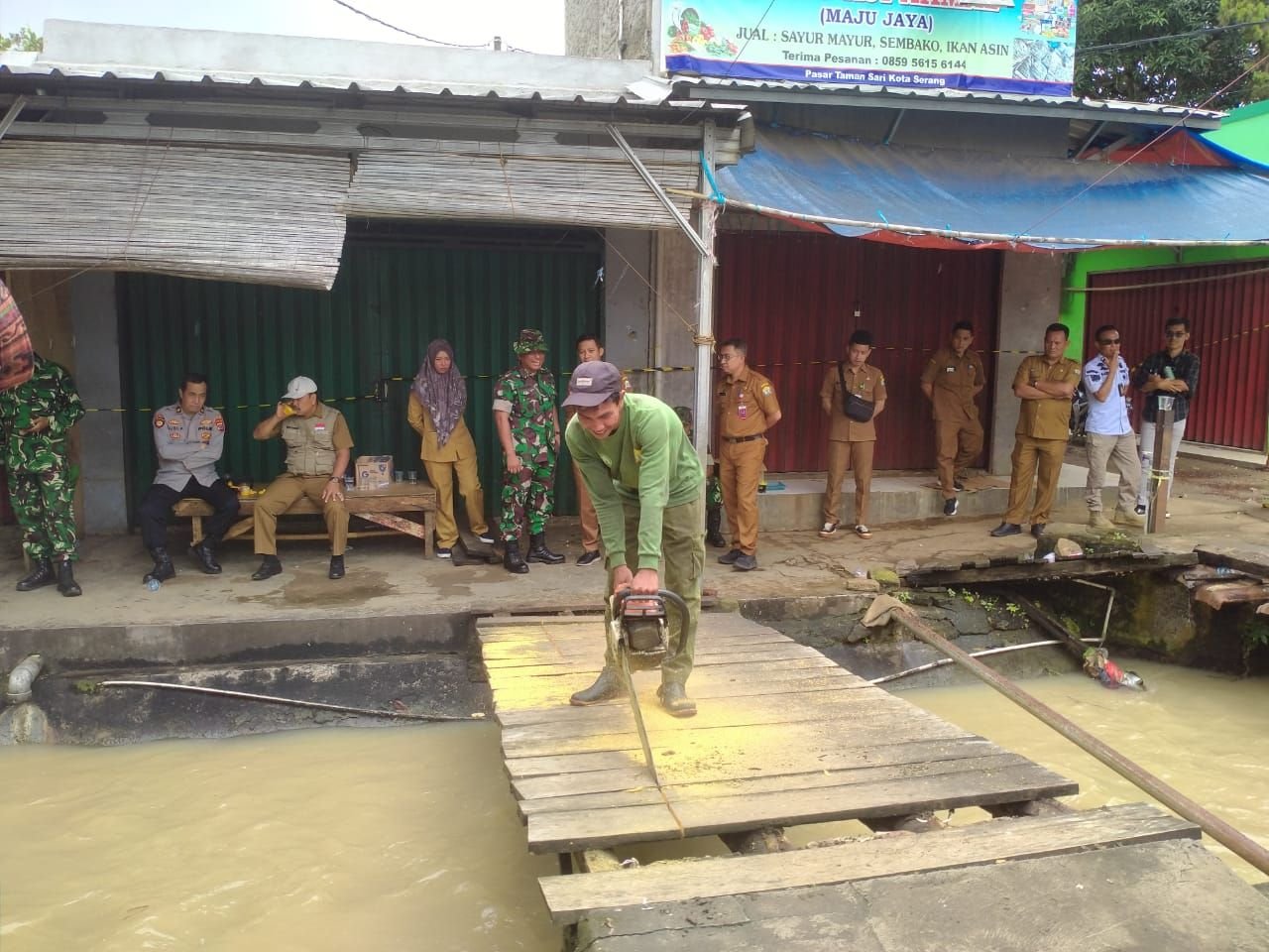 Pemilik Klaim Sudah Sewa Lahan ke PT KAI, Puluhan Kios di Sempadan Taman Sari Kota Serang Terancam Dibongkar 8 Pemilik Klaim Sudah Sewa Lahan ke PT KAI, Puluhan Kios di Sempadan Taman Sari Kota Serang Terancam Dibongkar