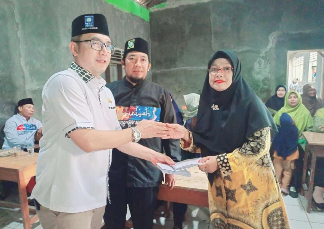 Honor Guru Madrasah Amblas, Anggota DPRD Kota Cilegon Ini Turun Tangan Salurkan Donasi 8 Honor Guru Madrasah Amblas, Anggota DPRD Kota Cilegon Ini Turun Tangan Salurkan Donasi