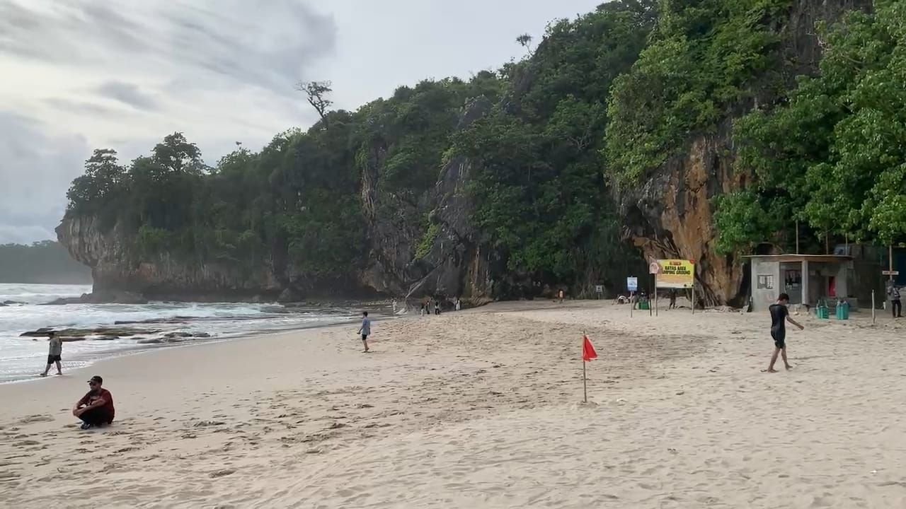 Sempat Lesu Akibat Isu Gempa Megthrust, Kunjungan Wisatawan di Pantai Goa Langir Mulai Pulih 3 Sempat Lesu Akibat Isu Gempa Megthrust, Kunjungan Wisatawan di Pantai Goa Langir Mulai Pulih