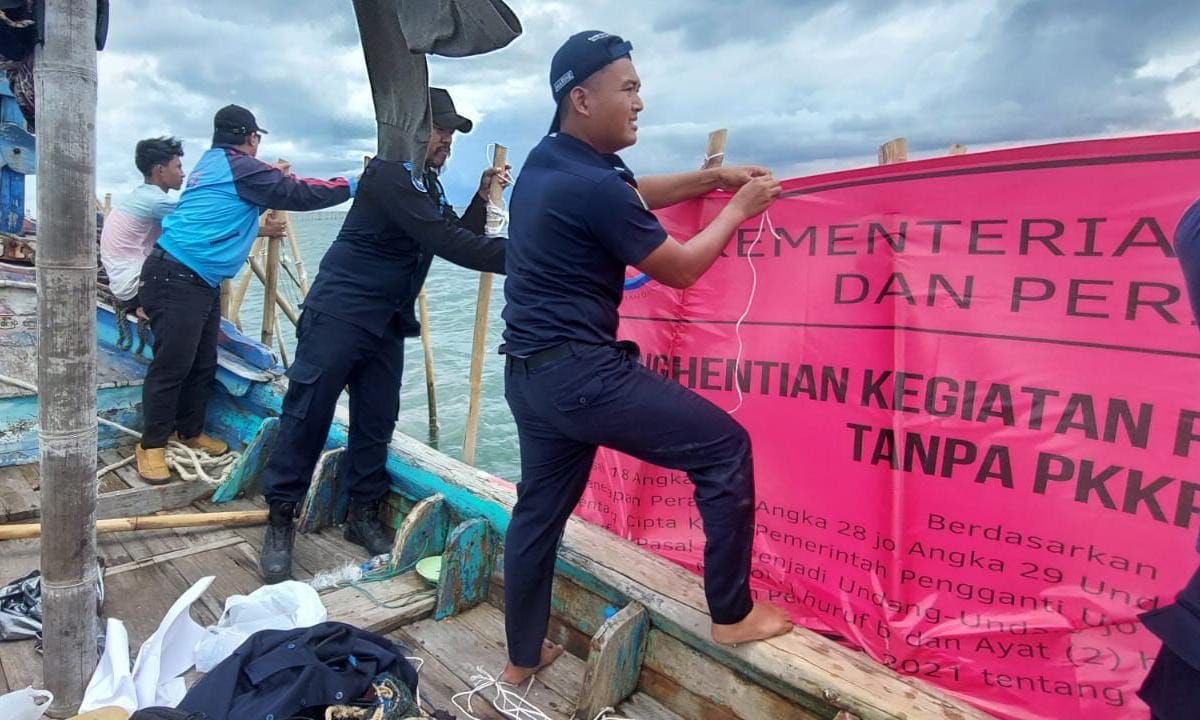 Asal Pasang Tanpa Permisi, Pemerintah Akhirnya Segel Pagar Laut di Tanara dan Kronjo