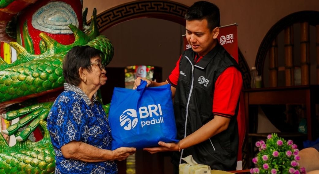Momen Imlek, BRI Bagikan Sembako ke Warga Tangerang dan Singkawang 4 Momen Imlek, BRI Bagikan Sembako ke Warga Tangerang dan Singkawang
