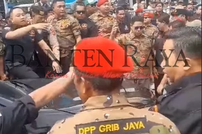 Kantor PLN Cilegon Digeruduk Akibat Memutus Aliran Listrik ke Masjid Agung, Warganet Anggap Salah Sasaran