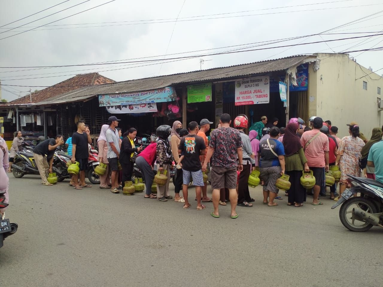 DPRD Banten Sentil Aturan Pembelian Gas LPG 3 Kg, Jadi Biang Kerok Kelangkaan dan Antrean Panjang 1 Berebut Gas LPG 3 Kilogram, Puluhan Warga Kota Serang Rela Berdesak-desakan di Pangkalan