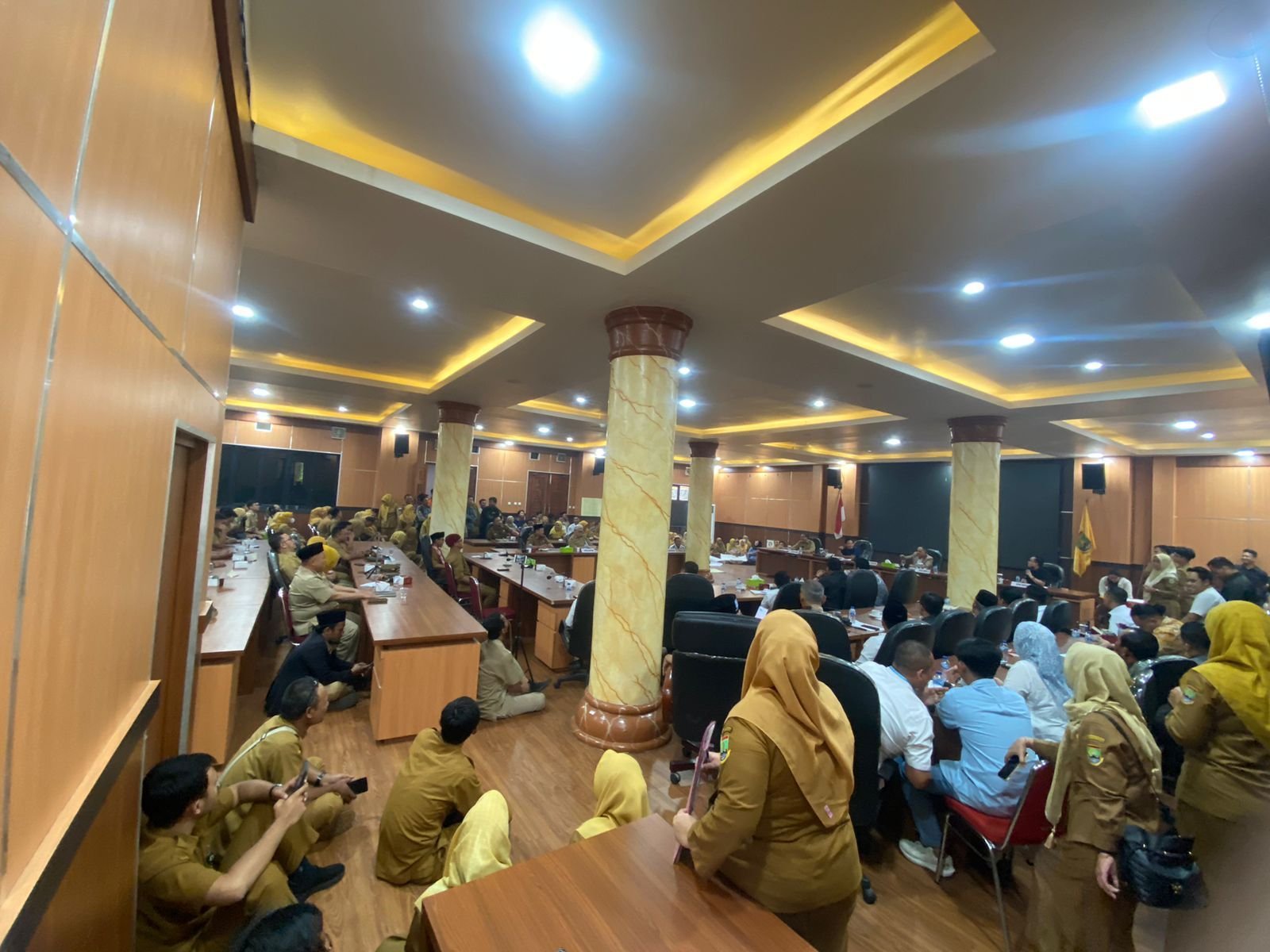 Honorer Pegawai Pemkot Cilegon Minta Pencairan Gaji dan Kejelasan Status 5 Honorer Pegawai Pemkot Cilegon Minta Pencairan Gaji dan Kejelasan Status