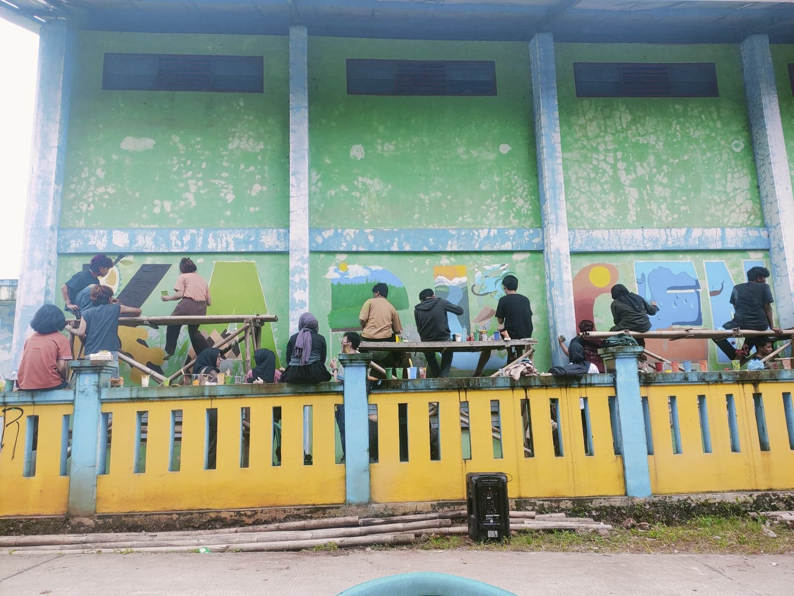 Percantik Desa dengan Lukisan Mural, Pemdes Kadugenep Gandeng Mahasiswa 1 Percantik Desa dengan Lukisan Mural, Pemdes Kadugenep Gandeng Mahasiswa