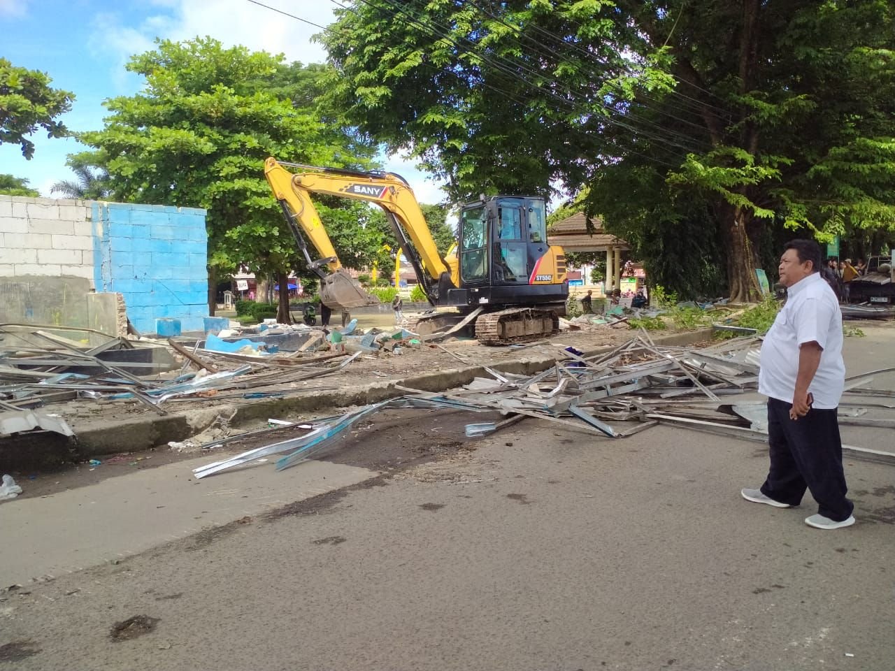 Tanpa Penolakan, Puluhan Kios Ikan Hias di Taman Sari Kota Serang Dibongkar 9 Tanpa Penolakan, Puluhan Kios Ikan Hias di Taman Sari Kota Serang Dibongkar