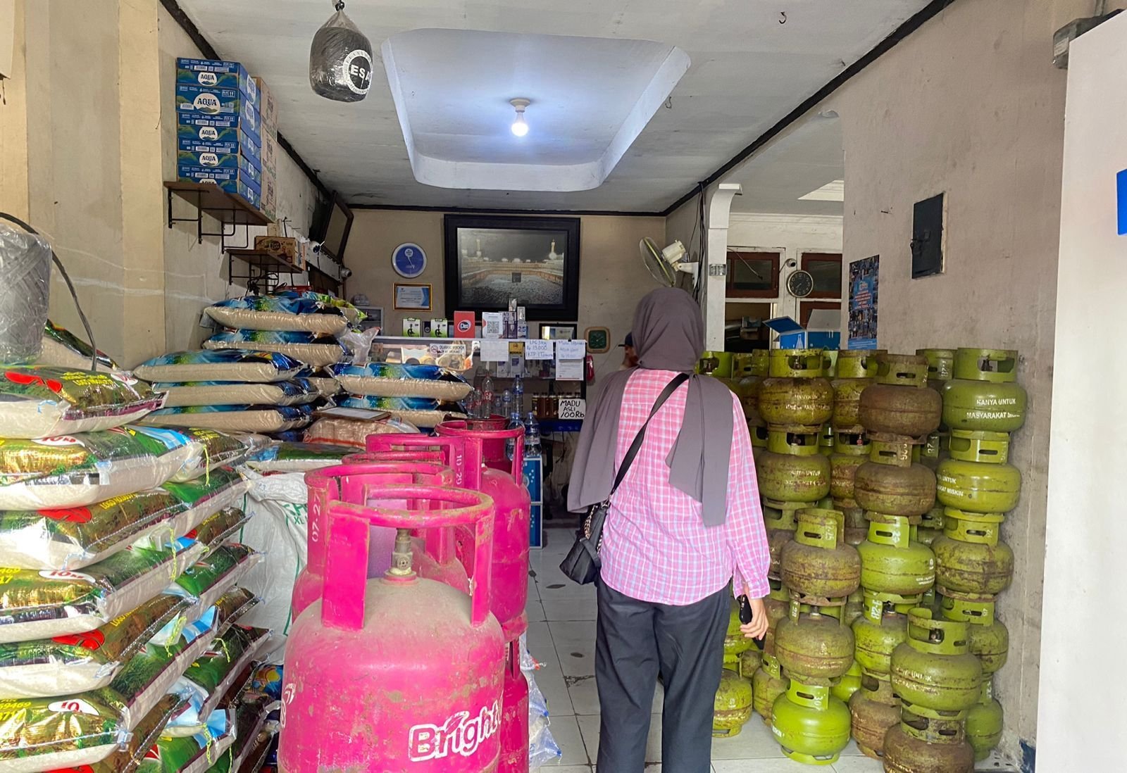 Prabowo Izinkan Pengecer Jual Elpiji 3 Kilogram, Stok di Warung-warung Kota Cilegon Masih Kosong 4 Prabowo Izinkan Pengecer Jual Elpiji 3 Kilogram, Stok di Warung-warung Kota Cilegon Masih Kosong