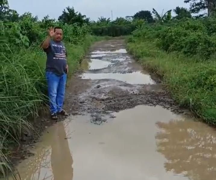 Mirip Kubangan Kerbau, Jalan Poros Desa Sukarame Kabupaten Serang Rusak Parah