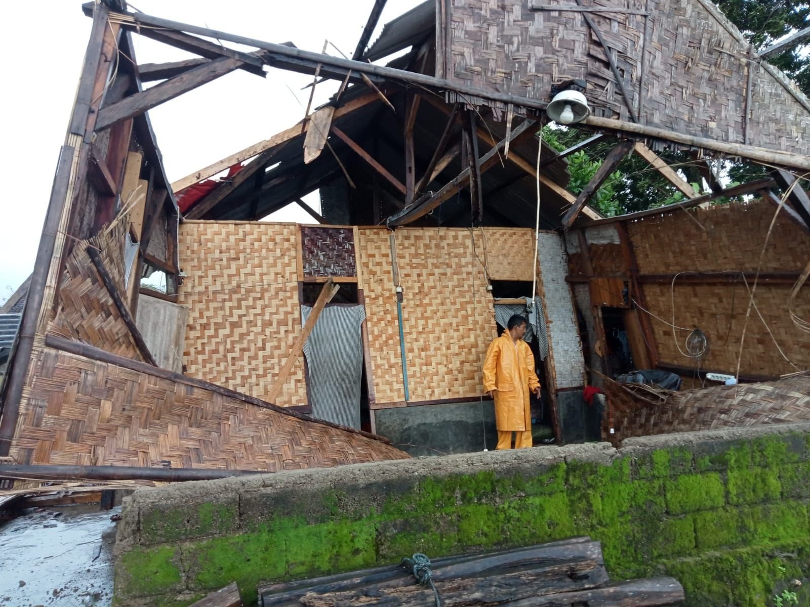 Dua Desa di Pandeglang Selatan Diterjang Angin Puting Beliung, Atap Rumah Rusak dan Roboh 3 Dua Desa di Pandeglang Selatan Diterjang Angin Puting Beliung, Atap Rumah Rusak dan Roboh