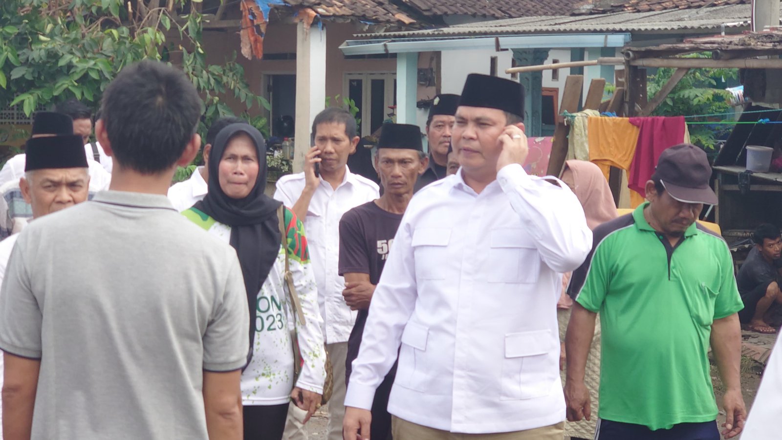 Usai Hadiri HUT Ke-17 Gerindra, Budi - Agis Temui Warga Kota Serang Terdampak Banjir