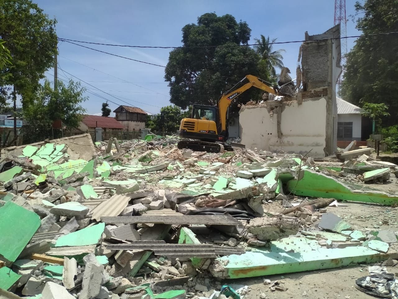 Puluhan Kios Permanen di Lahan PT KAI Taman Sari Kota Serang Dibongkar 4 Puluhan Kios Permanen di Lahan PT KAI Taman Sari Kota Serang Dibongkar