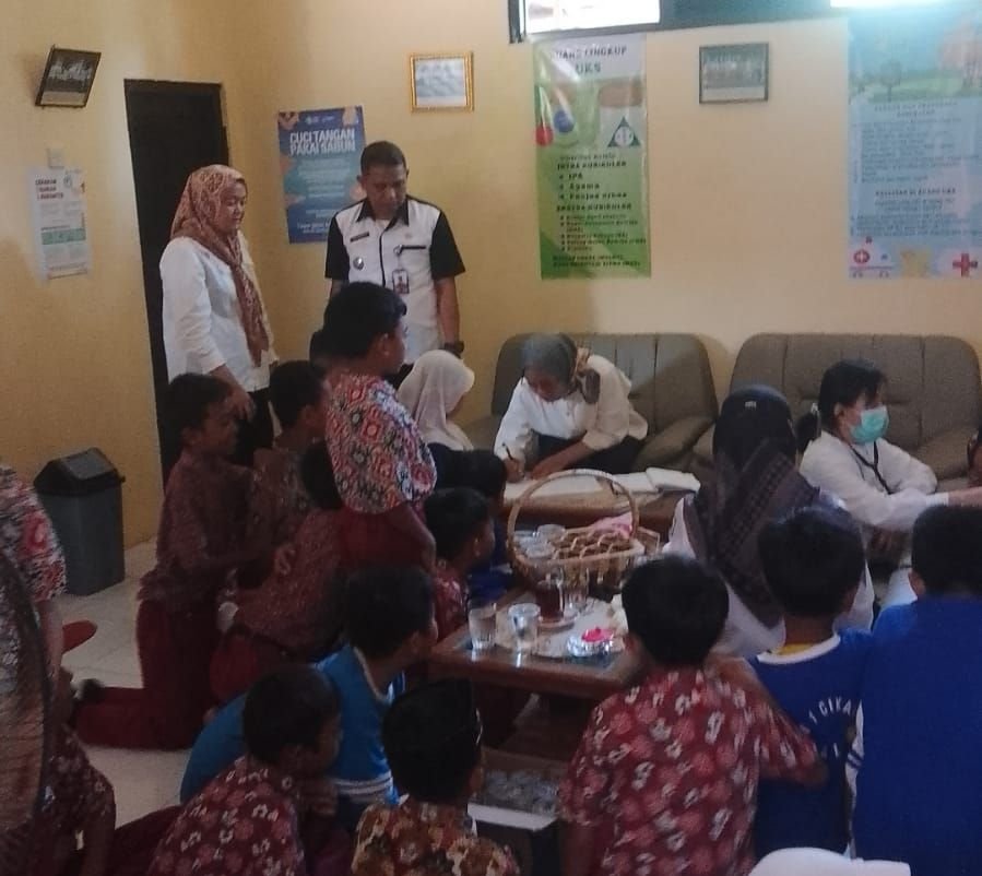 Santap Makanan Ringan dari Orang Misterius, 39 Pelajar SD di Lebak Keracunan 1 Santap Makanan Ringan dari Orang Misterius, 39 Pelajar SD di Lebak Keracunan