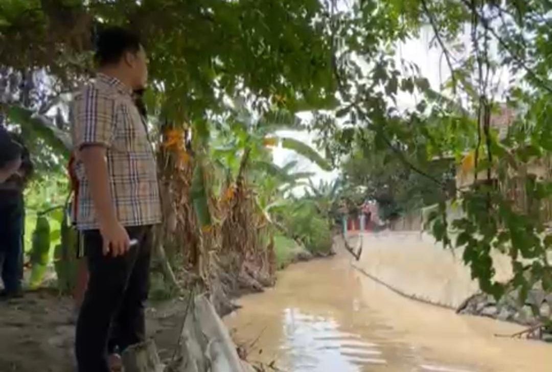 Tiba di Tanah Air Usai Umroh, Robinsar Terjun Langsung Tangani Banjir Langganan di SDN Masigit 1 Cilegon 8 Tiba di Tanah Air Usai Umroh, Robinsar Terjun Langsung Tangani Banjir Langganan di SDN Masigit 1 Cilegon