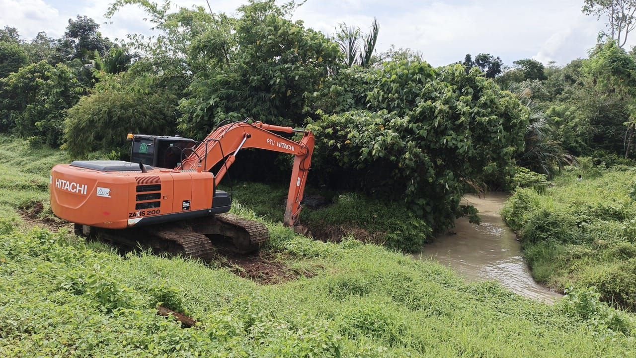 PT Wika Kerahkan Alat Berat, Kades Minta Segera Dilakukan Normalisasi Kali Cisangu 1 PT Wika Kerahkan Alat Berat, Kades Minta Segera Dilakukan Normalisasi Kali Cisangu