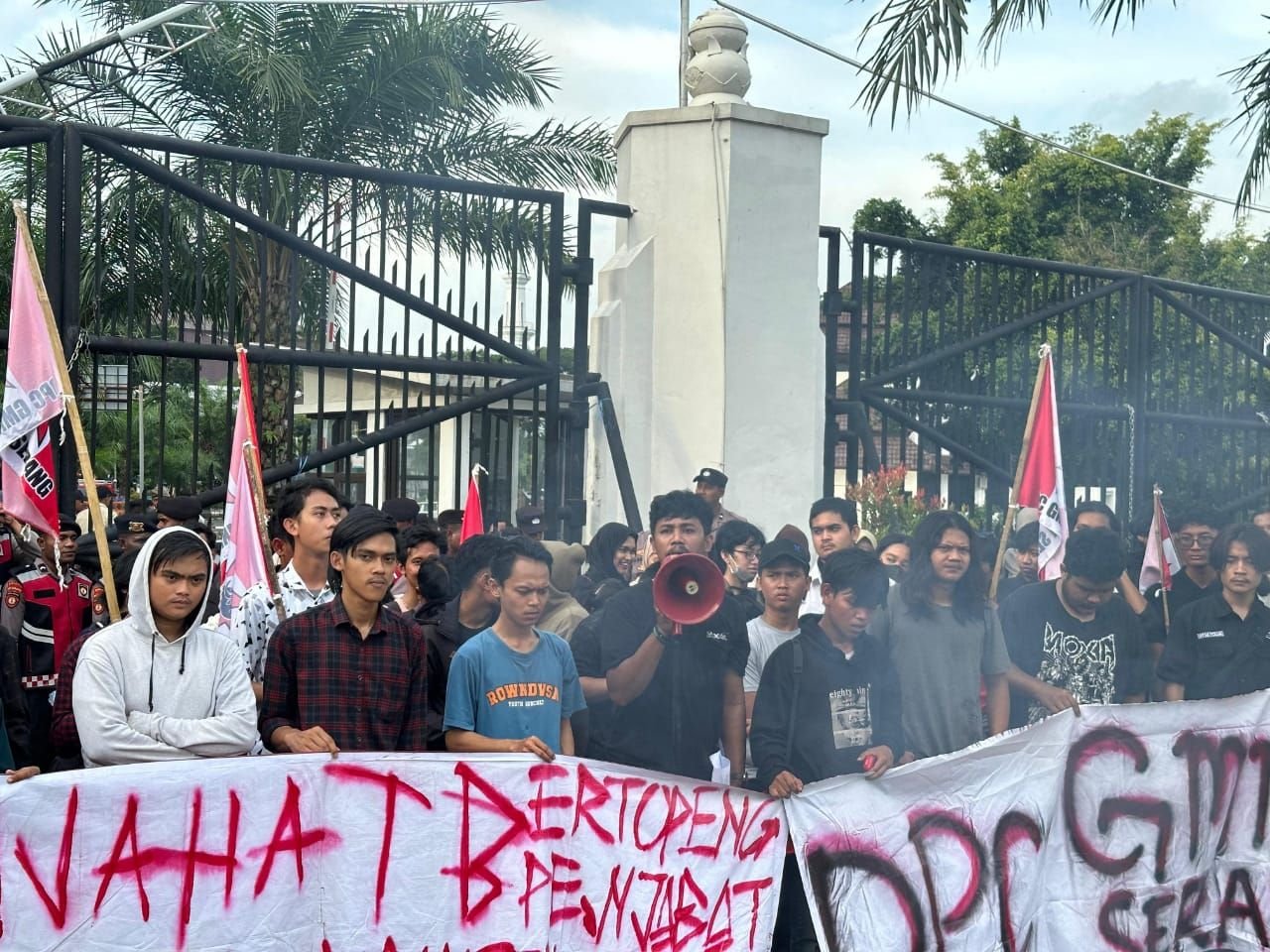 DPC GMNI Nilai Kepemimpinan Pj Gubernur Banten Ucok Abdulrauf Damenta Tak Berdampak Positif 1 DPC GMNI Nilai Kepemimpinan Pj Gubernur Banten Ucok Abdulrauf Damenta Tak Berdampak Positif