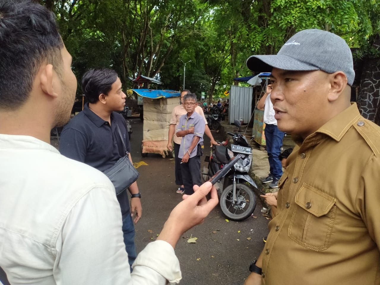 Plt Kepala Disparpora Kota Serang Tuding Ada Provokator Dibalik Bandelnya PKL Stadion Maulana Yusuf 10 Plt Kepala Disparpora Kota Serang Tuding Ada Provokator Dibalik Bandelnya PKL Stadion Maulana Yusuf