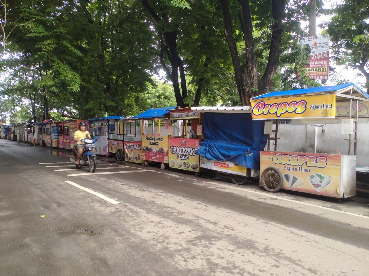 PKL Kembali Berjualan di Luar Stadion MY, Disparpora Kota Serang Minta Kolaborasi Dishub dan Satpol PP 9 PKL Kembali Berjualan di Luar Stadion MY, Disparpora Kota Serang Minta Kolaborasi Dishub dan Satpol PP