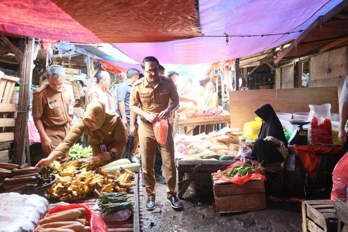 Pasar Merak Banyak Sampah, DLH Kota Cilegon Baru Bergerak Usai Didatangi Wakil Walikota