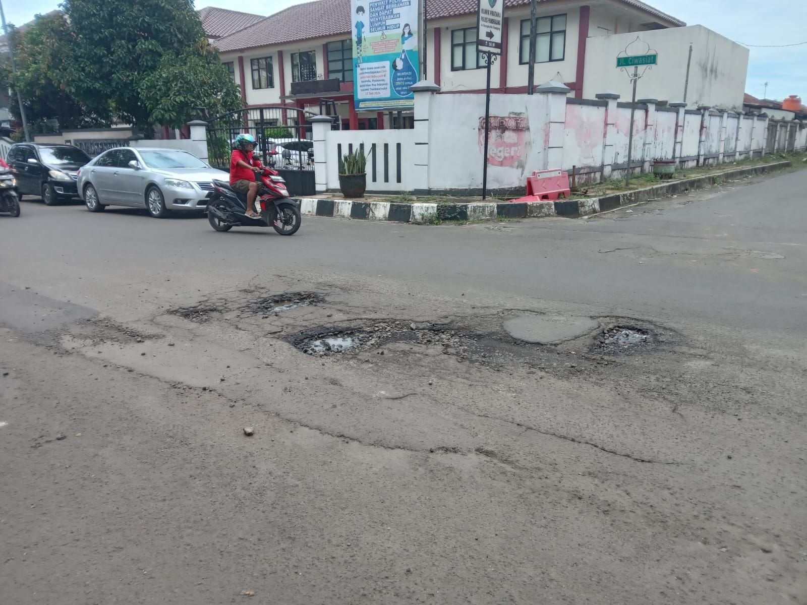 Disindir Gubernur Jabar Dedi Mulyadi, Jalan di Depan Kantor Bupati Pandeglang Ternyata Rusak 4 Disindir Gubernur Jabar Dedi Mulyadi, Jalan di Depan Kantor Bupati Pandeglang Ternyata Rusak
